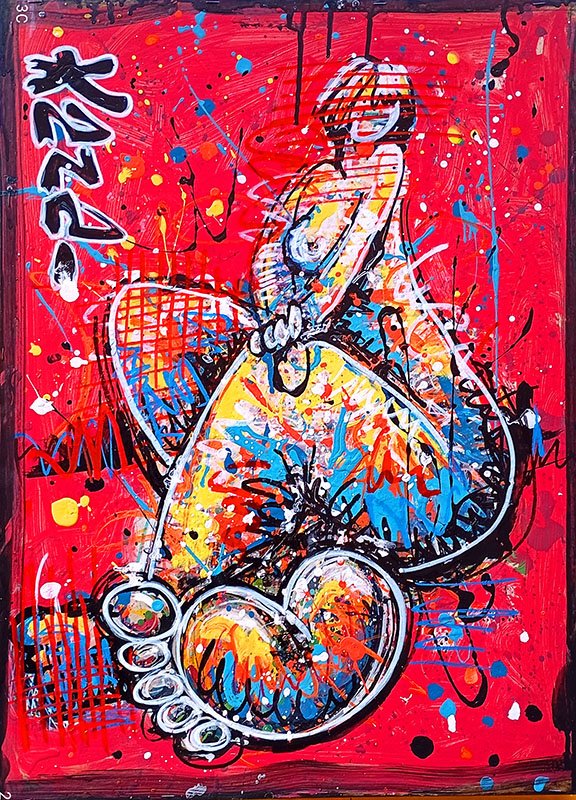 Lola assise -fond rouge